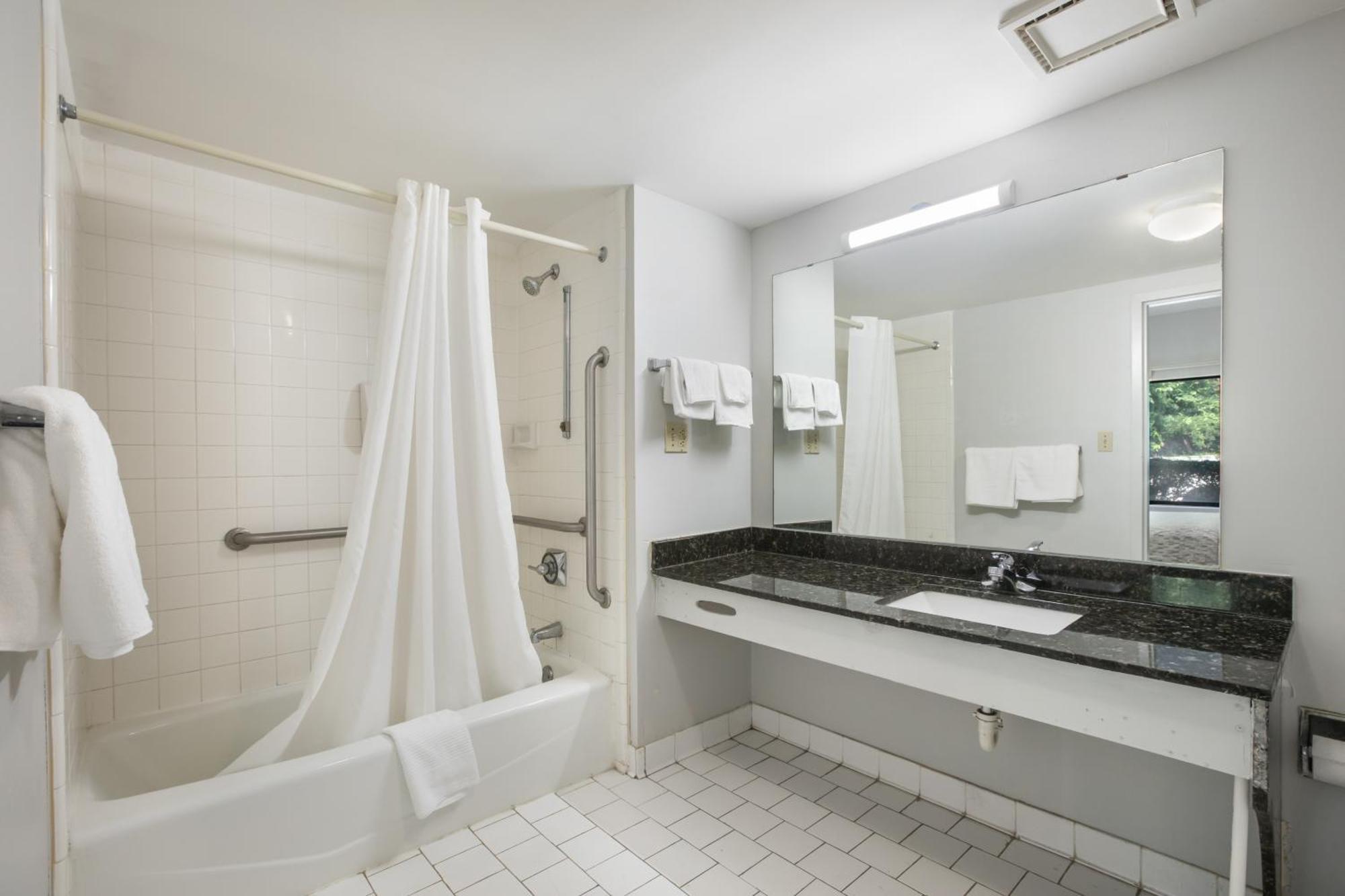 Americas Best Value Inn Stockbridge Room photo